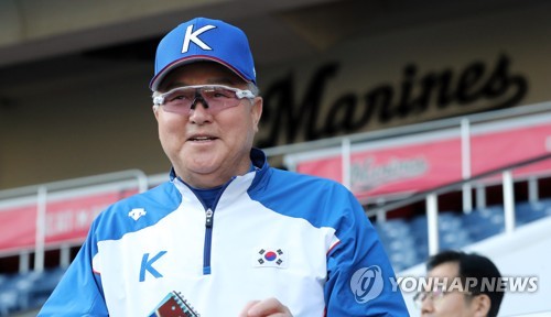 일본 훈련 지켜보는 김경문 감독
