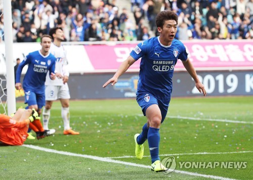 기뻐하는 김민우