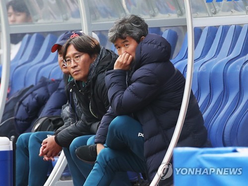 경기 지켜보는 김승희 감독