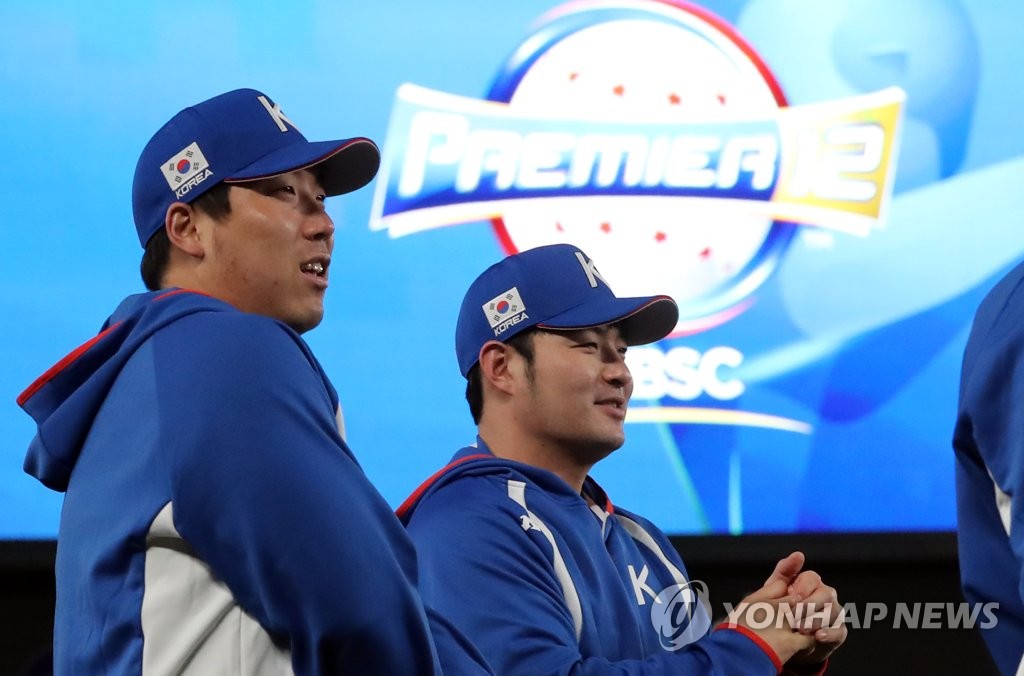Park Byung-ho (R) and Kim Hyun-soo of South Korea chat during the national team practice at ZOZO Marine Stadium in Chiba, Japan, in preparation for the Super Round at the World Baseball Softball Confederation (WBSC) Premier12 on Nov. 10, 2019. (Yonhap)