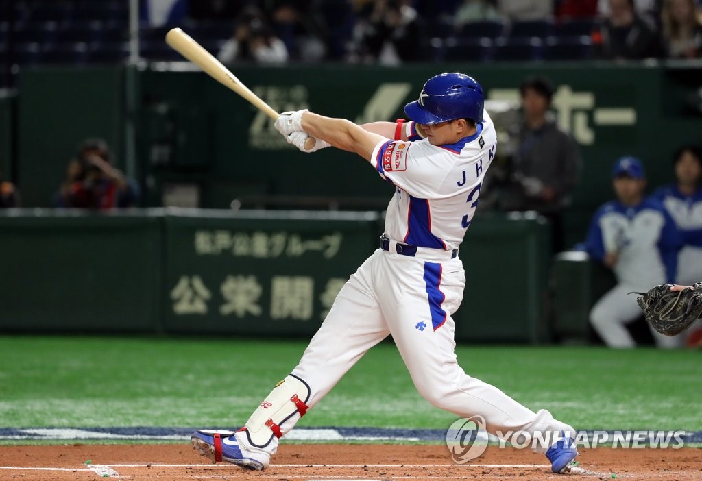 In this file photo from Nov. 11, 2019, Kim Jae-hwan of South Korea connects for a three-run home run against the United States in the bottom of the first inning of the teams' Super Round game at the World Baseball Softball Confederation (WBSC) Premier12 at Tokyo Dome in Tokyo. (Yonhap)