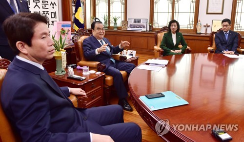 교섭단체 원내대표 회동하는 문희상 국회의장