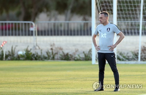 훈련 지켜보는 벤투 감독