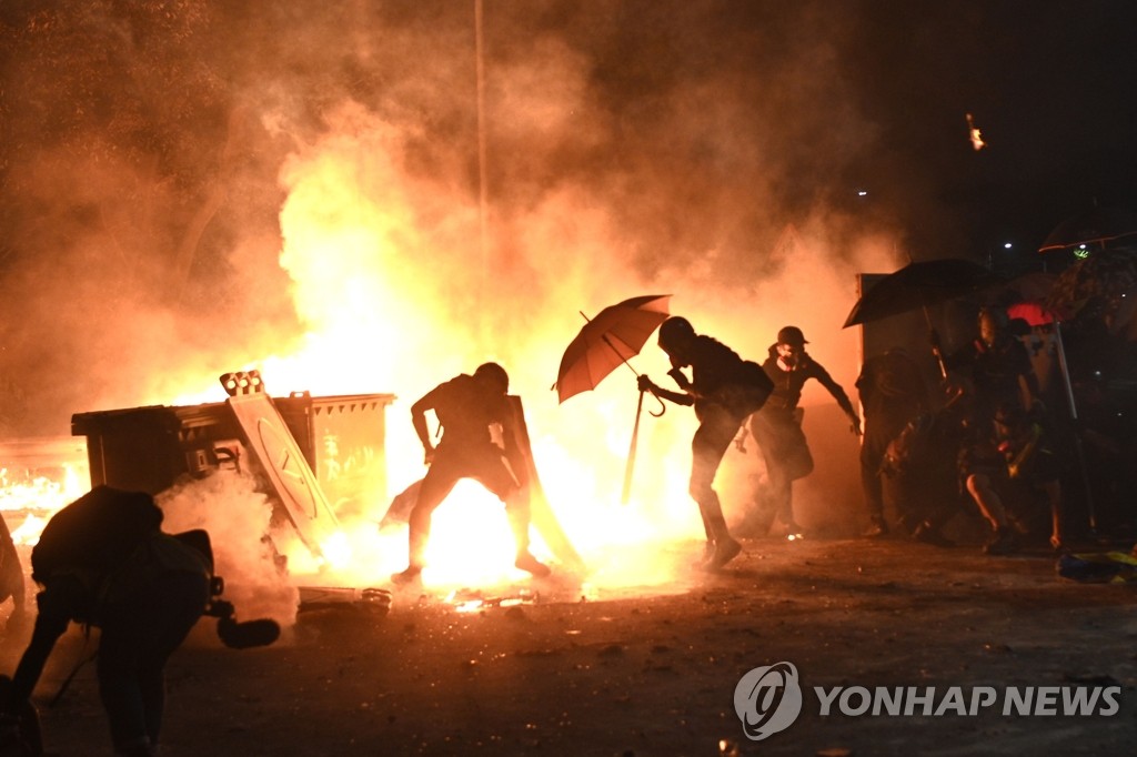 불타는 홍콩중문대 시위 현장
