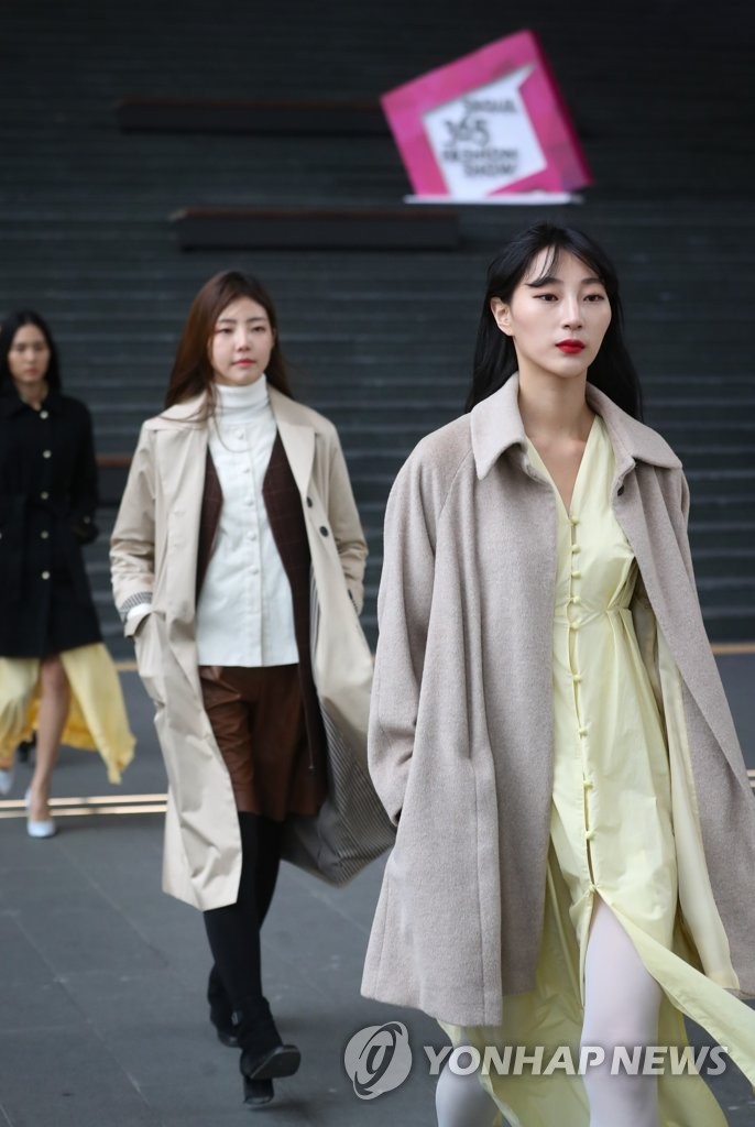 의상 선보이는 서울365 모델들