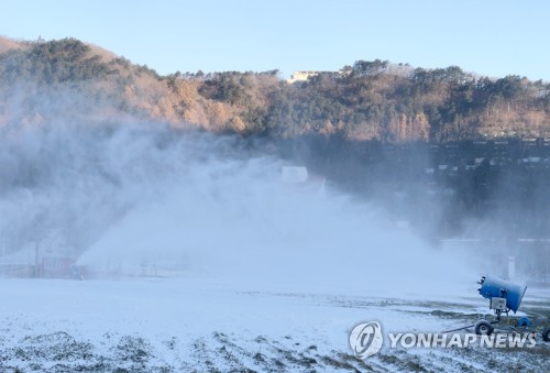 바쁘게 돌아가는 제설기