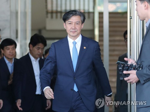 조국, 법무장관 사퇴 한 달 만에 검찰 소환