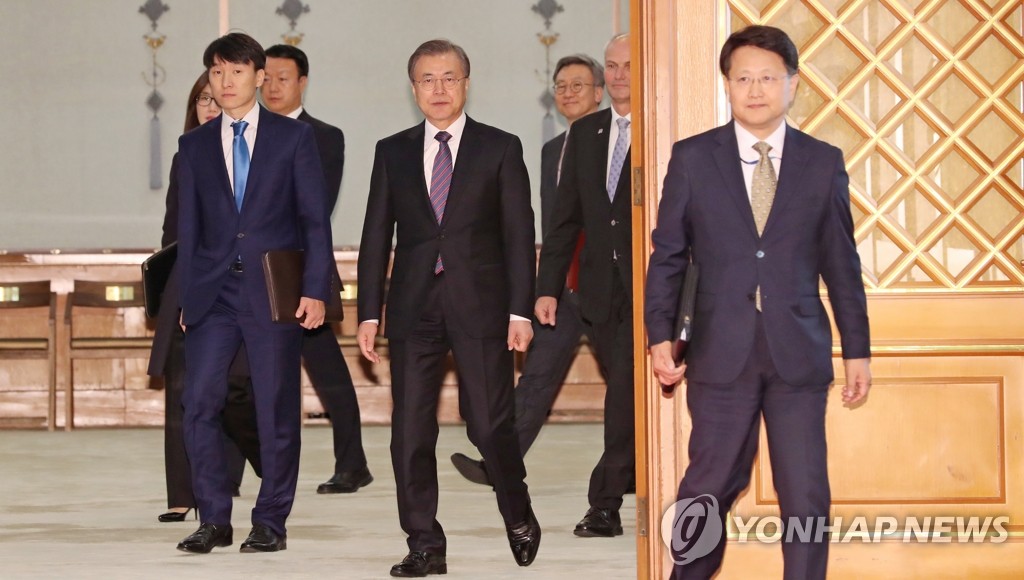 문 대통령, 주한 신임 대사 신임장 제정식 마치고