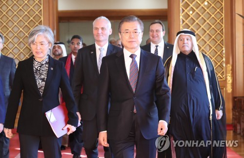 환담장 향하는 문 대통령