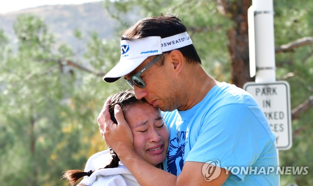 美 소거스고교 총격 사건에 울음 터뜨린 학생
