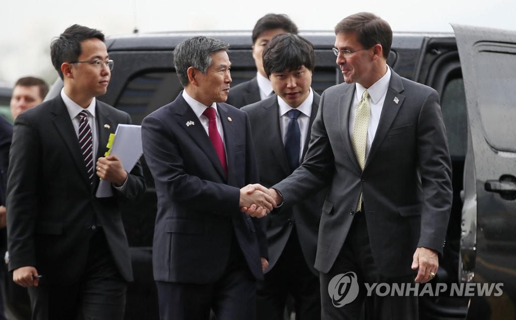 인사 나누는 정경두-마크 에스퍼