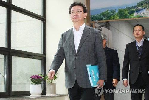 브리핑장 향하는 반기수 화성연쇄살인사건 수사본부장