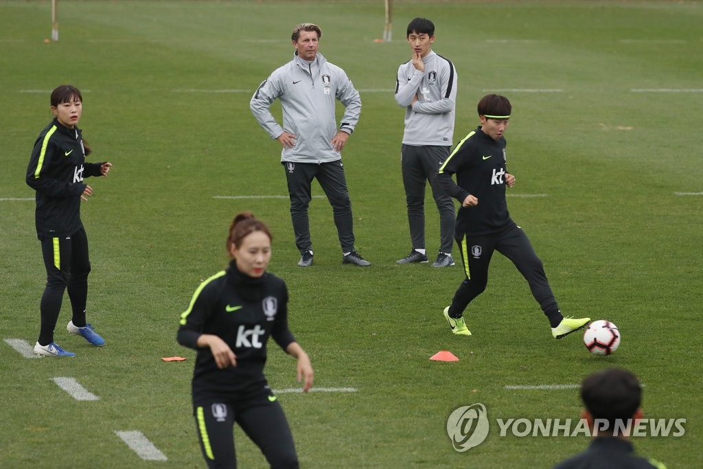 콜린 벨 감독, 대표팀과 첫 훈련