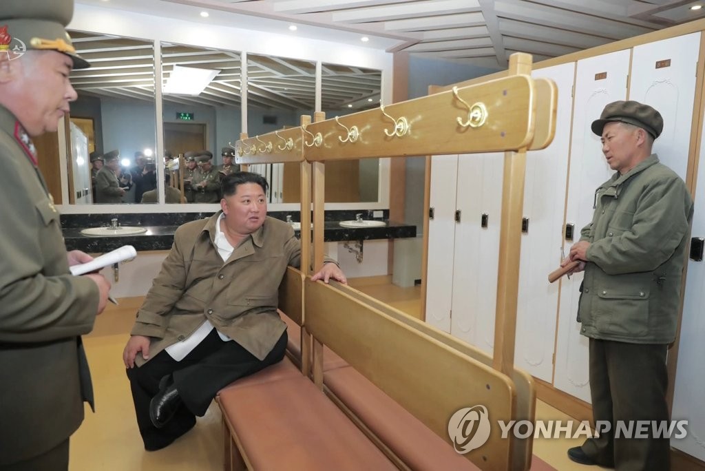 양덕군 온천지구 돌아보는 김정은 북한 국무위원장