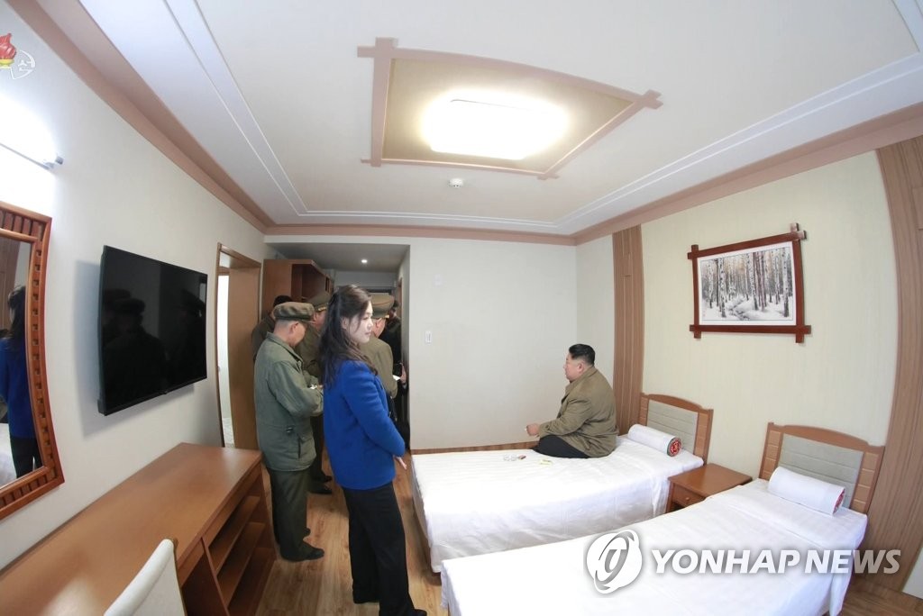 리설주와 양덕군 온천지구 방문한 김정은 북한 국무위원장