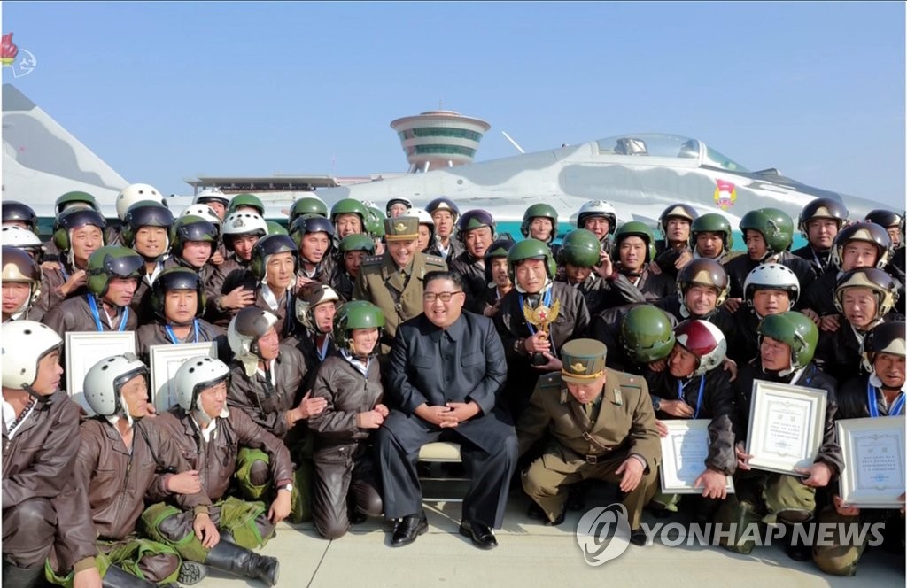 북한 김정은, 2년만에 전투비행술경기대회 참관