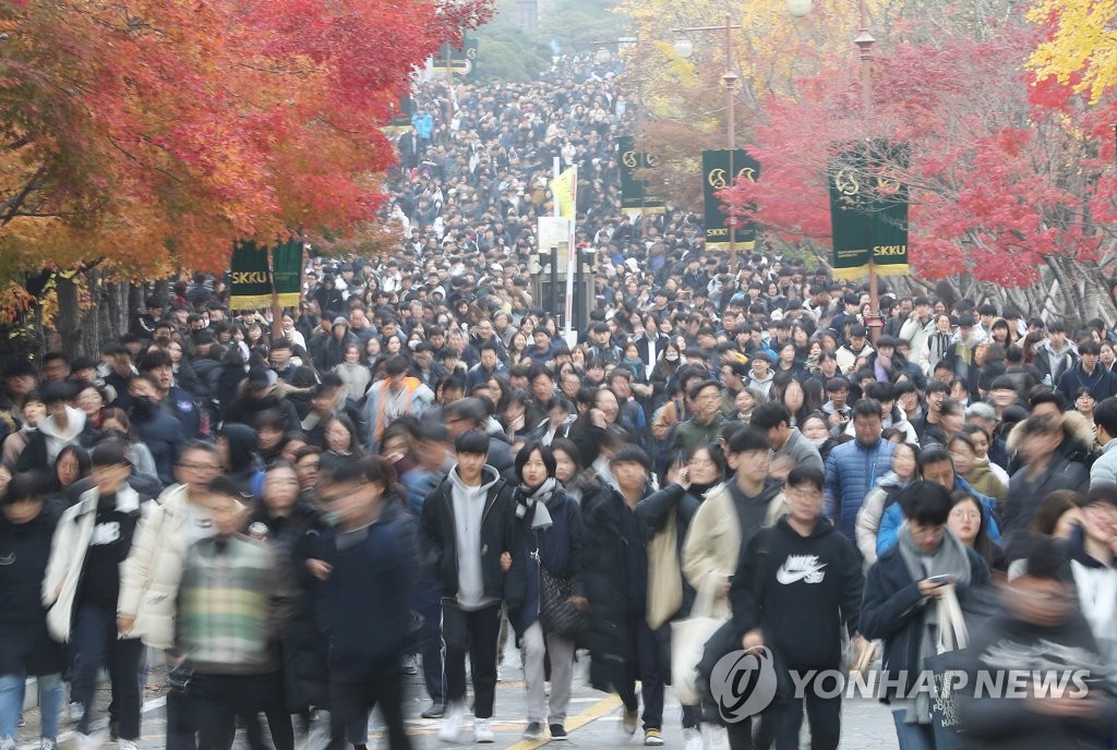 논술 마치고 나오는 수험생들