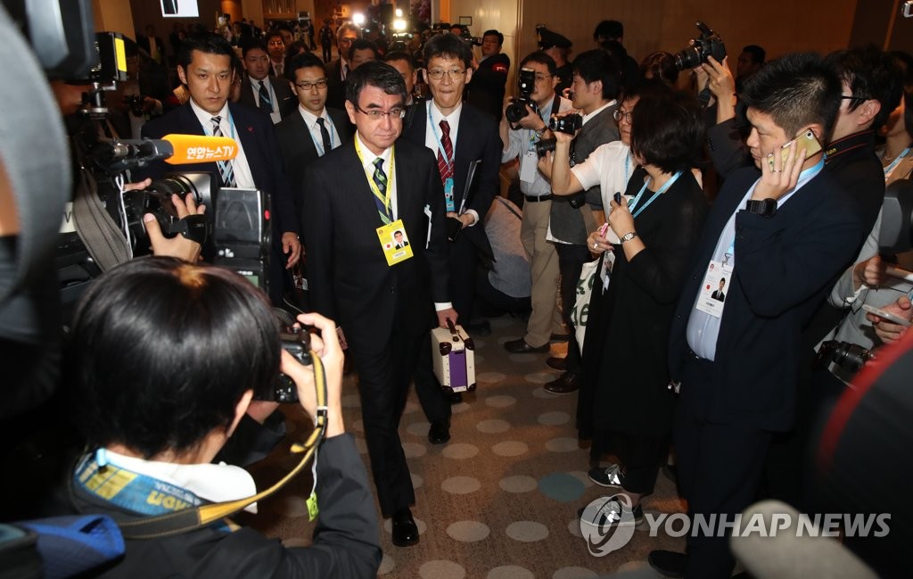 입장하는 고노 다로 일본 방위상