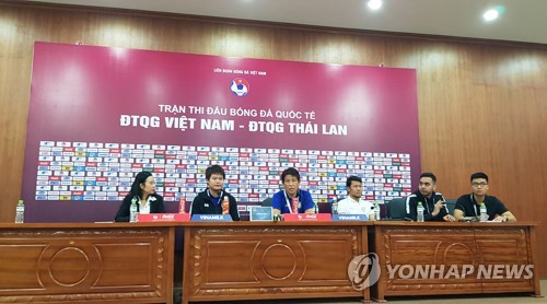 '한일 감독 대결' 앞두고 기자회견 하는 니시노 태국 감독
