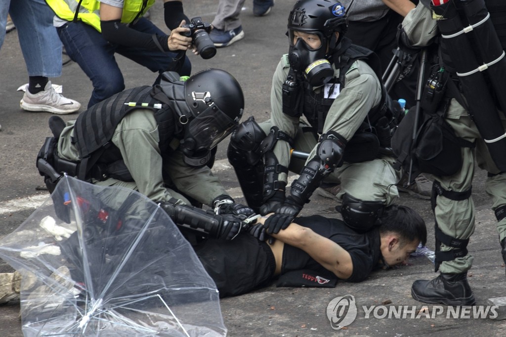 홍콩이공대 시위 현장에서 결박당하는 시민