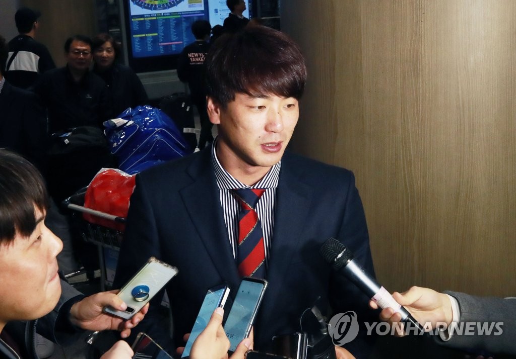 South Korean pitcher Kim Kwang-hyun speaks to reporters at Incheon International Airport, west of Seoul, on Nov. 18, 2019, after returning home from the World Baseball Softball Confederation (WBSC) Premier12 tournament in Japan. (Yonhap)