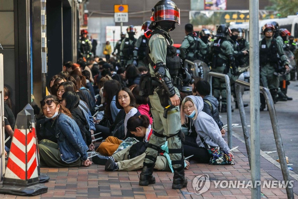 홍콩이공대 부근에서 경찰에 연행된 시위대