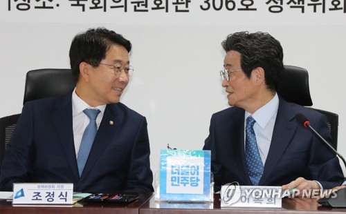 이야기하는 이목희와 조정식