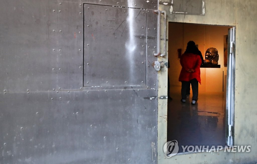 전쟁의 땅에 예술 꽃 활짝