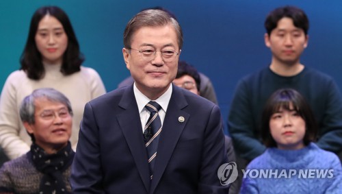 질문 듣는 문 대통령