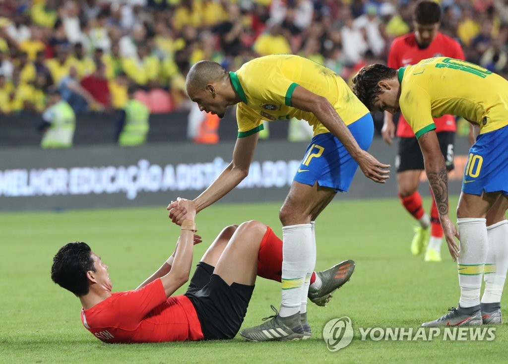 손흥민 일으켜 세우는 파비뉴