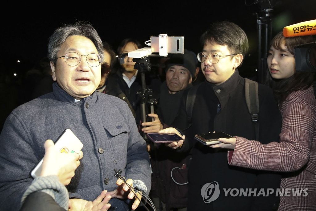 Moon's aide visits LKP leader on hunger strike Moon's aide visits LKP leader on hunger strike