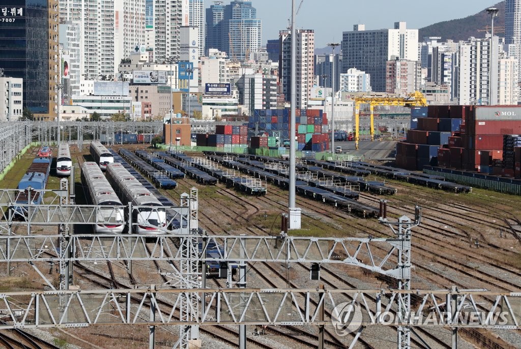 철도파업 이틀째인 지난 21일 부산 동구 부산진역 컨테이너 야적장에 화물열차와 빈 화차가 멈춰서 있다. 