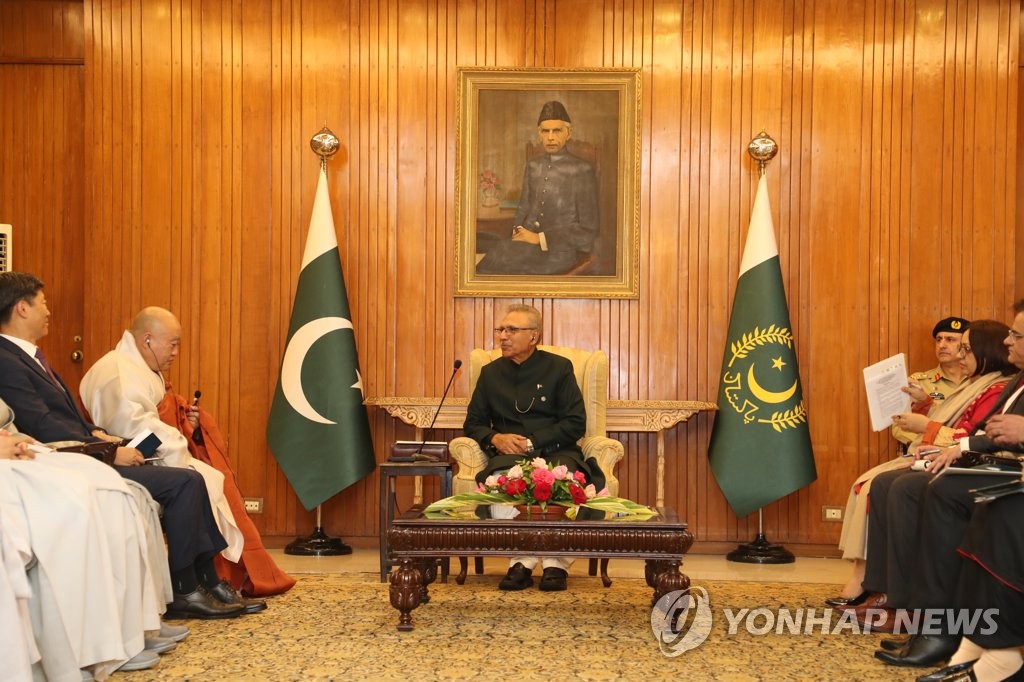 S. Korean Buddhist leader with Pakistani president S. Korean Buddhist leader with Pakistani president