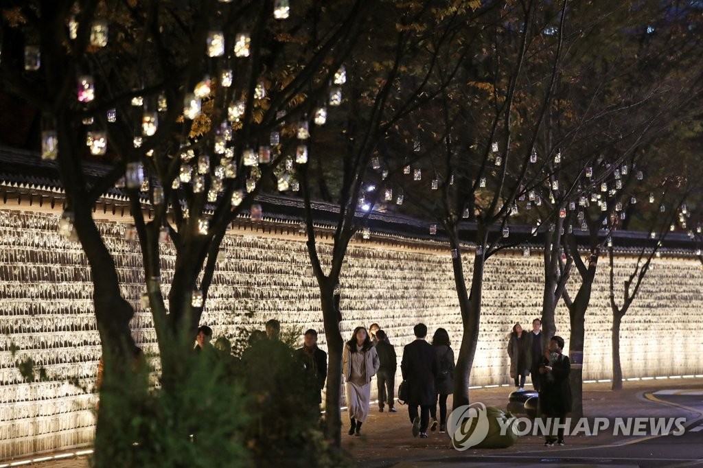 돌담길에 수놓인 '반딧불 전등'