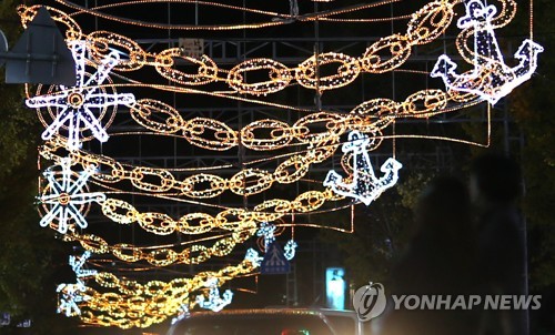 연말이 성큼…도심 밝히는 불빛