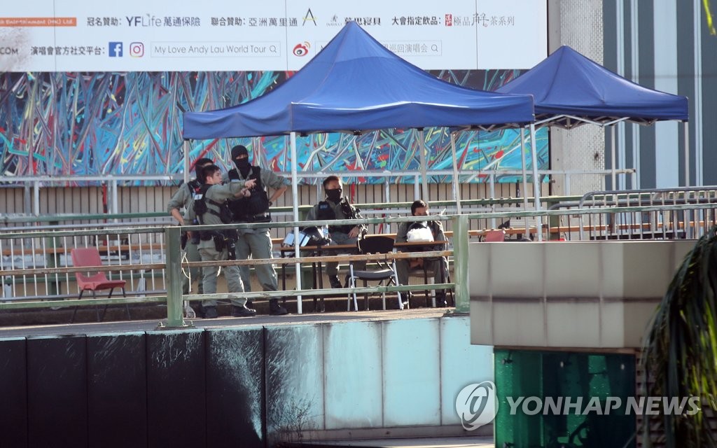 이공대학 출입 통제하는 홍콩 경찰