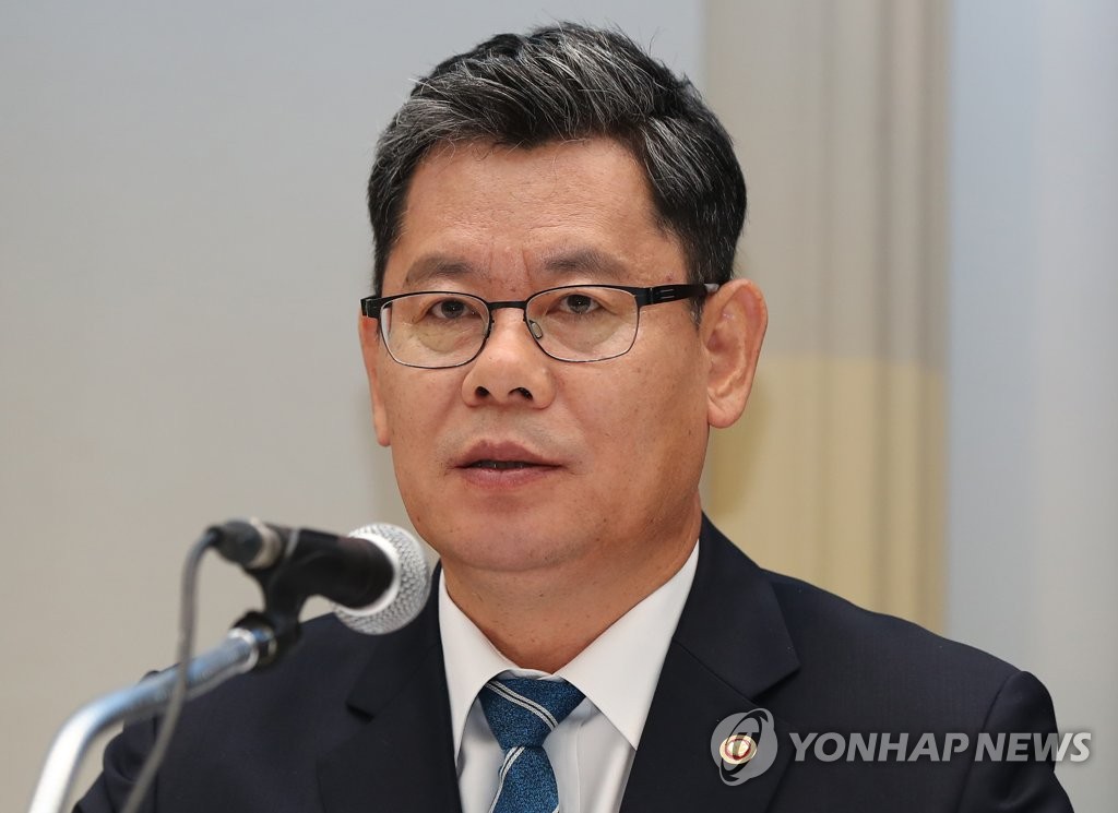 Unification Minister Kim Yeon-chul speaks during a discussion event hosted by the Kwanhun Club, an association of senior journalists, in Seoul on Dec. 2, 2019. Kim urged North Korea to honor its commitment to normalize a long-suspended inter-Korean mountain tourism project, saying it would pave the way for "sustainable" exchange and cooperation between the two sides. (Yonhap)