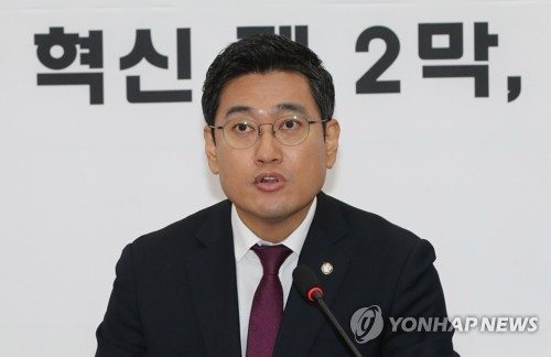 원내대책회의에서 발언하는 오신환