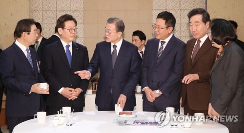 국무위원들과 대화하는 문 대통령