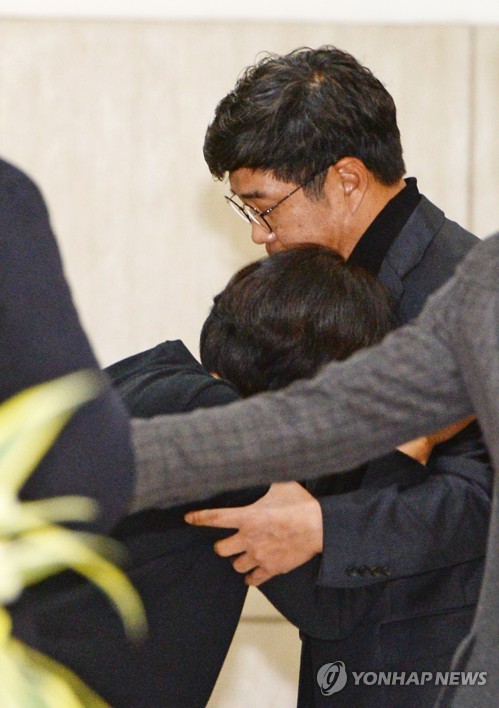 백원우, 검찰 수사관 빈소 조문