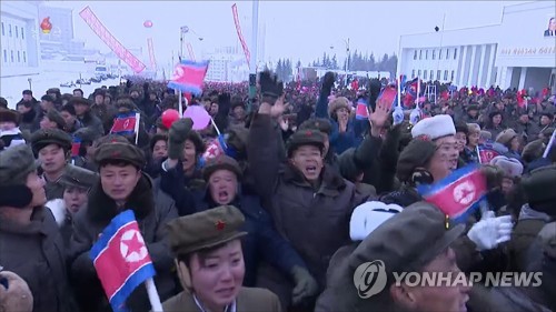 북TV, 김정은 삼지연 방문영상 공개…인공기 꺼내든 주민들