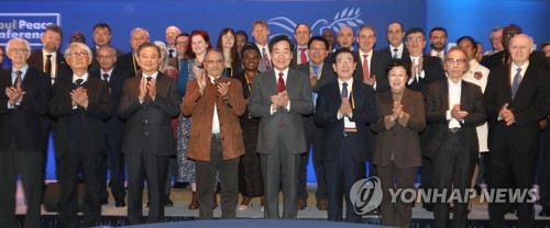 서울평화회의 기념촬영하는 참석자들