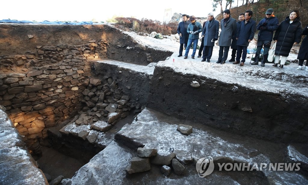 독산성 발굴 현장 살펴보는 참석자들