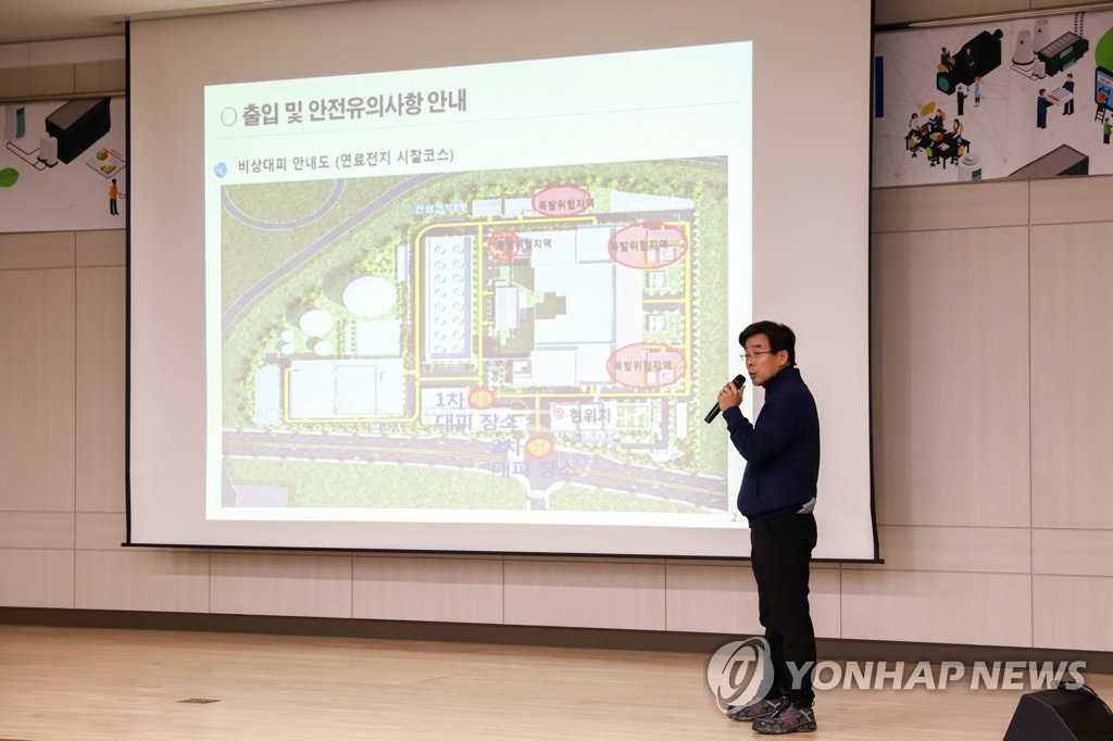 동탄 연료전지 발전소 현황 설명하는 송현규 지사장