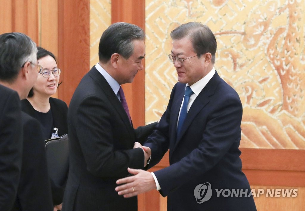 문 대통령과 왕이 중국 외교부장