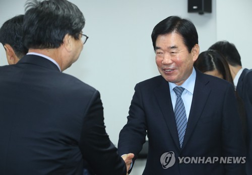 인사나누는 김진표
