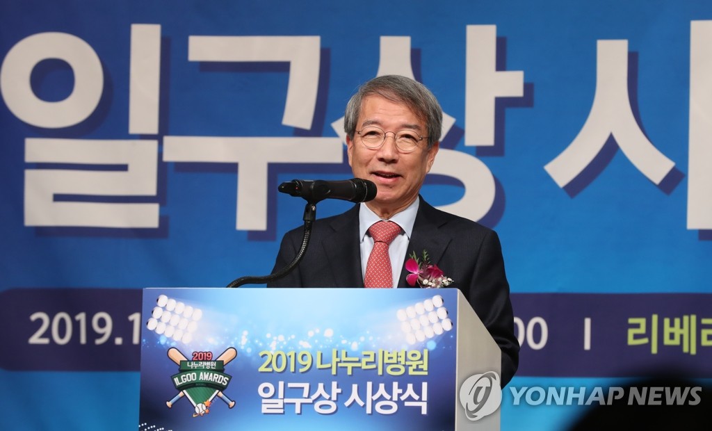 일구상 시상식 축사하는 정운찬 KBO 총재