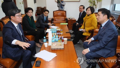 지상욱 항의에 답변하는 전해철