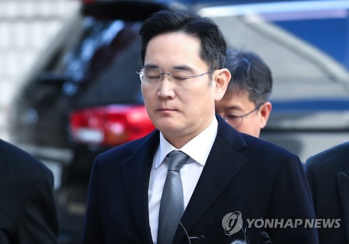법정 향하는 이재용 부회장