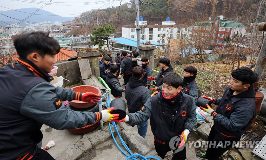연탄배달 봉사하는 한화이글스